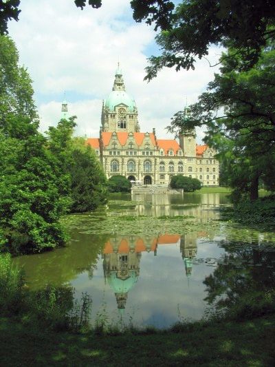 Das Neue Rathaus, gespiegelt im Teich des Maschparks